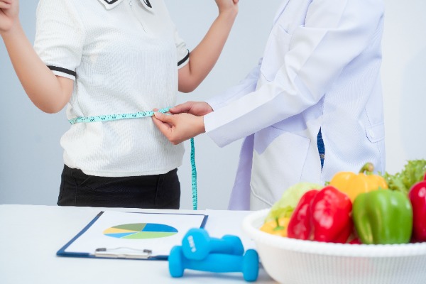 nutricionist measuring a patient